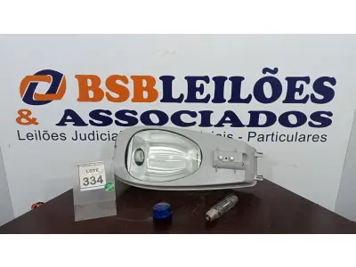 LOTE 334 - 01 LUMINÁRIA DE POSTE. (NO ESTADO) ATENÇÃO! FAZER A VISITAÇÃO ANTES DE ARREMATAR, NÃO SABEMOS SE FUNCIONA. LEILÃO NÃO TEM GARANTIA E NEM DEVOLUÇÃO, SUJEITO A POSSÍVEIS AVARIAS VISÍVEIS/OCULTAS E/OU AUSÊNCIA DE COMPONENTES.