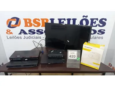 LOTE 420 - 01 TV 32’’ MARCA SAMSUNG, 01 APARELHO BLU RAY, 02 APARELHOS DE DVD, 01 CPU, 01 TECLADO, 01 ROTEADOR E 01 FONTE DE ALIMENTAÇÃO ININTERRUPTA. (NO ESTADO) ATENÇÃO! FAZER A VISITAÇÃO ANTES DE ARREMATAR, NÃO SABEMOS SE FUNCIONA. LEILÃO NÃO TEM GARANTIA E NEM DEVOLUÇÃO, SUJEITO A POSSÍVEIS AVARIAS VISÍVEIS/OCULTAS E/OU AUSÊNCIA DE COMPONENTES.