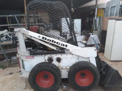 LOTE 526 - 01 BOBCAT M611 DIESEL COM PÁ BATERIA NOVA( NO ESTADO)