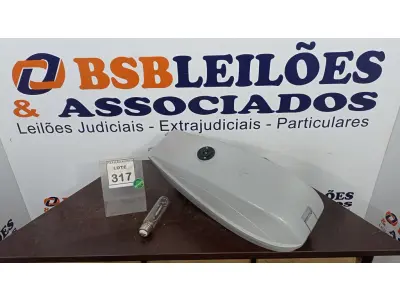 LOTE 317 - 01 LUMINÁRIA DE POSTE. (NO ESTADO) ATENÇÃO! FAZER A VISITAÇÃO ANTES DE ARREMATAR, NÃO SABEMOS SE FUNCIONA. LEILÃO NÃO TEM GARANTIA E NEM DEVOLUÇÃO, SUJEITO A POSSÍVEIS AVARIAS VISÍVEIS/OCULTAS E/OU AUSÊNCIA DE COMPONENTES.