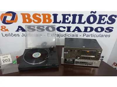 LOTE 202 - 01 VINIL E 02 TOCA-FITAS CASSETE. (NO ESTADO) ATENÇÃO! FAZER A VISITAÇÃO ANTES DE ARREMATAR, NÃO SABEMOS SE FUNCIONA. LEILÃO NÃO TEM GARANTIA E NEM DEVOLUÇÃO, SUJEITO A POSSÍVEIS AVARIAS VISÍVEIS/OCULTAS E/OU AUSÊNCIA DE COMPONENTES.