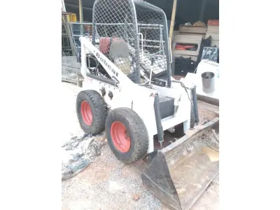 LOTE 526 - 01 BOBCAT M611 DIESEL COM PÁ BATERIA NOVA( NO ESTADO)