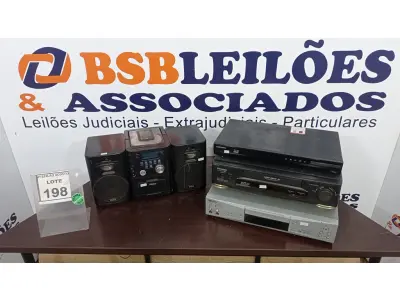 LOTE 198 - 01 MINISYSTEM COM 02 CAIXAS MARCA PHILCO, 01 BLU-RAY MARCA SAMSUNG, 01 APARELHO DE VÍDEO CASSETE E 01 APARELHO DVD. (NO ESTADO) ATENÇÃO! FAZER A VISITAÇÃO ANTES DE ARREMATAR, NÃO SABEMOS SE FUNCIONA. LEILÃO NÃO TEM GARANTIA E NEM DEVOLUÇÃO, SUJEITO A POSSÍVEIS AVARIAS VISÍVEIS/OCULTAS E/OU AUSÊNCIA DE COMPONENTES.
