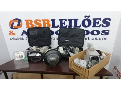 LOTE 239 - 01 LOTE COM GRANDE QUANTIDADE DE CÂMERAS DE MONITORAMENTO DE MARCAS E MODELOS DIVERSOS. (NO ESTADO) ATENÇÃO! FAZER A VISITAÇÃO ANTES DE ARREMATAR, NÃO SABEMOS SE FUNCIONA. LEILÃO NÃO TEM GARANTIA E NEM DEVOLUÇÃO, SUJEITO A POSSÍVEIS AVARIAS VISÍVEIS/OCULTAS E/OU AUSÊNCIA DE COMPONENTES.