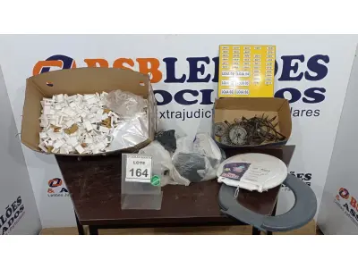LOTE 164 - 01 LOTE COM GRANDE QUANTIDADE DE CANTONEIRAS DE PLÁSTICO, SACOLAS PLÁSTICAS E 01 ASSENTO DE VASO. (NO ESTADO) ATENÇÃO! FAZER A VISITAÇÃO ANTES DE ARREMATAR, NÃO SABEMOS SE FUNCIONA. LEILÃO NÃO TEM GARANTIA E NEM DEVOLUÇÃO, SUJEITO A POSSÍVEIS AVARIAS VISÍVEIS/OCULTAS E/OU AUSÊNCIA DE COMPONENTES.