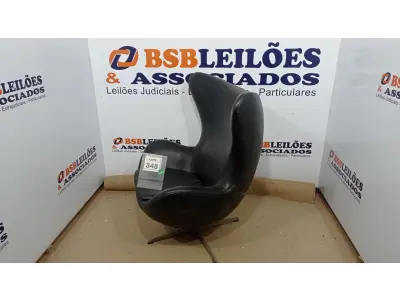 LOTE 348 - 01 POLTRONA EGG PRETA. (NO ESTADO) ATENÇÃO! FAZER A VISITAÇÃO ANTES DE ARREMATAR, NÃO SABEMOS SE FUNCIONA. LEILÃO NÃO TEM GARANTIA E NEM DEVOLUÇÃO, SUJEITO A POSSÍVEIS AVARIAS VISÍVEIS/OCULTAS E/OU AUSÊNCIA DE COMPONENTES.