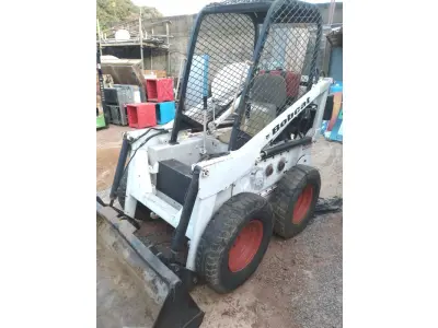 LOTE 526 - 01 BOBCAT M611 DIESEL COM PÁ BATERIA NOVA( NO ESTADO)
