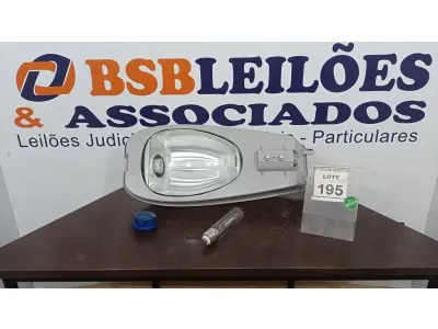 LOTE 195 - 01 LUMINÁRIA DE POSTE. (NO ESTADO) ATENÇÃO! FAZER A VISITAÇÃO ANTES DE ARREMATAR, NÃO SABEMOS SE FUNCIONA. LEILÃO NÃO TEM GARANTIA E NEM DEVOLUÇÃO, SUJEITO A POSSÍVEIS AVARIAS VISÍVEIS/OCULTAS E/OU AUSÊNCIA DE COMPONENTES.