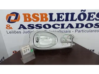 LOTE 371 - 01 LUMINÁRIA DE POSTE. (NO ESTADO) ATENÇÃO! FAZER A VISITAÇÃO ANTES DE ARREMATAR, NÃO SABEMOS SE FUNCIONA. LEILÃO NÃO TEM GARANTIA E NEM DEVOLUÇÃO, SUJEITO A POSSÍVEIS AVARIAS VISÍVEIS/OCULTAS E/OU AUSÊNCIA DE COMPONENTES.