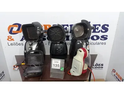 LOTE 135 - 03 FRITADEIRAS A AR, 01 CAFETEIRA E 01 SANDUICHEIRA. (NO ESTADO) ATENÇÃO! FAZER A VISITAÇÃO ANTES DE ARREMATAR, NÃO SABEMOS SE FUNCIONA. LEILÃO NÃO TEM GARANTIA E NEM DEVOLUÇÃO, SUJEITO A POSSÍVEIS AVARIAS VISÍVEIS/OCULTAS E/OU AUSÊNCIA DE COMPONENTES.