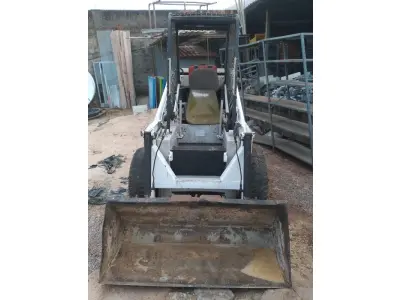 LOTE 526 - 01 BOBCAT M611 DIESEL COM PÁ BATERIA NOVA( NO ESTADO)