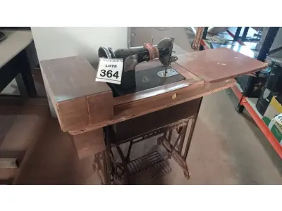 LOTE 364 - 01 MÁQUINA DE COSTURA MARCA VIGORELLI. (NO ESTADO) ATENÇÃO! FAZER A VISITAÇÃO ANTES DE ARREMATAR, NÃO SABEMOS SE FUNCIONA. LEILÃO NÃO TEM GARANTIA E NEM DEVOLUÇÃO, SUJEITO A POSSÍVEIS AVARIAS VISÍVEIS/OCULTAS E/OU AUSÊNCIA DE COMPONENTES.