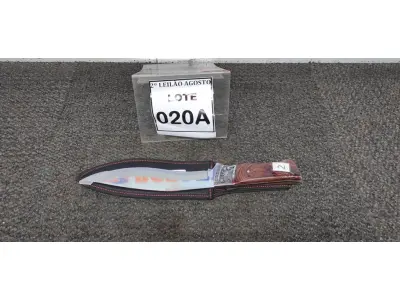 LOTE 020 - 01 FACA IMPORTADA AÇO INOXIDÁVEL CABO EM MADEIRA COM DETALHE DE ESCORPIÃO NA GUARDA  FULL TANG BAINHA DE NYLON TAMANHO TOTAL 32CM PESO 390G JÁ AFIADA  .(NO ESTADO) ATENÇÃO! FAZER A VISITAÇÃO ANTES DE ARREMATAR, NÃO SABEMOS SE FUNCIONA. LEILÃO NÃO TEM GARANTIA E NEM DEVOLUÇÃO, SUJEITO A POSSÍVEIS AVARIAS VISÍVEIS/OCULTAS E/OU AUSÊNCIA DE COMPONENTES.