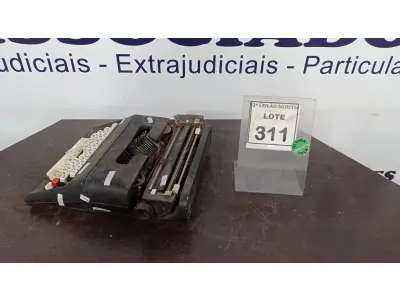 LOTE 311 - 01 MÁQUINA DE ESCREVER MARCA OLIVETTI. (NO ESTADO) ATENÇÃO! FAZER A VISITAÇÃO ANTES DE ARREMATAR, NÃO SABEMOS SE FUNCIONA. LEILÃO NÃO TEM GARANTIA E NEM DEVOLUÇÃO, SUJEITO A POSSÍVEIS AVARIAS VISÍVEIS/OCULTAS E/OU AUSÊNCIA DE COMPONENTES.