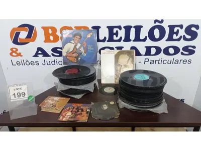 LOTE 199 - 01 LOTE COM GRANDE QUANTIDADE DE DISCOS DE VINIL. (NO ESTADO) ATENÇÃO! FAZER A VISITAÇÃO ANTES DE ARREMATAR, NÃO SABEMOS SE FUNCIONA. LEILÃO NÃO TEM GARANTIA E NEM DEVOLUÇÃO, SUJEITO A POSSÍVEIS AVARIAS VISÍVEIS/OCULTAS E/OU AUSÊNCIA DE COMPONENTES.