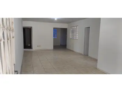 LOTE 001 - 01 CASA DE ESQUINA NA QR 405 CONJUNTO 9 LOTE 8 COM SALA, COZINHA, BANHEIRO SOCIAL, 03 QUARTOS, SENDO 01 SUÍTE, ÁREA DE SERVIÇO COBERTA ,GARAGEM E 01 LOJA COM BANHEIRO. SAMAMBAIA NORTE - DF, ÁREA DO LOTE 149,50 M², ÁREA CONSTRUÍDA 176,12 M², 405 CONJUNTO 9 LOTE 8 - SAMAMBAIA NORTE - DF, ÁREA DO LOTE 149,50 M², ÁREA CONSTRUÍDA 176,12 M², MATRÍCULA Nº. 163299 (NO ESTADO) (VISITAÇÃO AGENDAR 61-9445-2031 WHATSAPP) (IPTU 2025 PAGO)