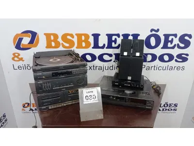 LOTE 030 - 01 TOCA DISCOS, 01 APARELHO DE VIDEO CASSETE, 01 APARELHO DE DVD E 03 MINIS CAIXAS DE SOM. (NO ESTADO) ATENÇÃO! FAZER A VISITAÇÃO ANTES DE ARREMATAR, NÃO SABEMOS SE FUNCIONA, LEILÃO NÃO TEM GARANTIA E NEM DEVOLUÇÃO, SUJEITO A POSSÍVEIS AVARIAS VISÍVEIS/OCULTAS E/OU AUSÊNCIA DE COMPONENTES.
