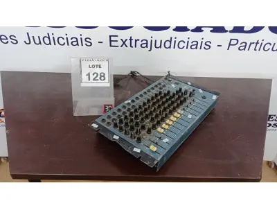 LOTE 128 - 01 MESA DE SOM. ANALÓGICA MARCA STANER MODELO 12-2S (NO ESTADO) ATENÇÃO! FAZER A VISITAÇÃO ANTES DE ARREMATAR, NÃO SABEMOS SE FUNCIONA, LEILÃO NÃO TEM GARANTIA E NEM DEVOLUÇÃO, SUJEITO A POSSÍVEIS AVARIAS VISÍVEIS/OCULTAS E/OU AUSÊNCIA DE COMPONENTES.