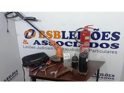 LOTE 072 - 01 MÁQUINA ROÇADEIRA, 01 EXTINTOR DE INCÊNDIO, 01 MOTOR DE AR CONDICIONADO E 01 BOLSA COM FERRAMENTAS VARIADAS. (NO ESTADO) ATENÇÃO! FAZER A VISITAÇÃO ANTES DE ARREMATAR, NÃO SABEMOS SE FUNCIONA, LEILÃO NÃO TEM GARANTIA E NEM DEVOLUÇÃO, SUJEITO A POSSÍVEIS AVARIAS VISÍVEIS/OCULTAS E/OU AUSÊNCIA DE COMPONENTES.