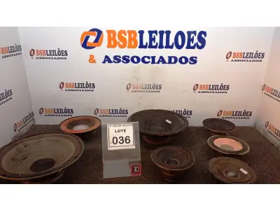 LOTE 036 - 07 ALTO FALANTES DE TAMANHOS DIVERSOS. (NO ESTADO) ATENÇÃO! FAZER A VISITAÇÃO ANTES DE ARREMATAR, NÃO SABEMOS SE FUNCIONA, LEILÃO NÃO TEM GARANTIA E NEM DEVOLUÇÃO, SUJEITO A POSSÍVEIS AVARIAS VISÍVEIS/OCULTAS E/OU AUSÊNCIA DE COMPONENTES.