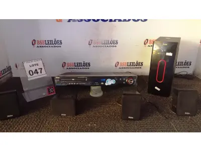 LOTE 047 - 01 HOME THEATER COM 06 CAIXAS MARCA PHILCO. (NO ESTADO) ATENÇÃO! FAZER A VISITAÇÃO ANTES DE ARREMATAR, NÃO SABEMOS SE FUNCIONA, LEILÃO NÃO TEM GARANTIA E NEM DEVOLUÇÃO, SUJEITO A POSSÍVEIS AVARIAS VISÍVEIS/OCULTAS E/OU AUSÊNCIA DE COMPONENTES.