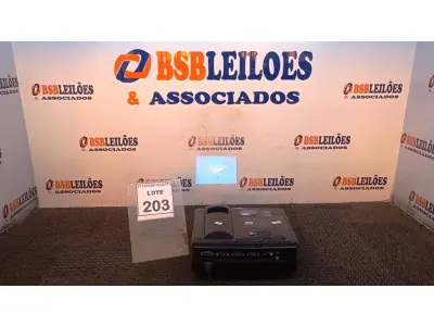 LOTE 203 - 01 PROJETOR BENQ. (NO ESTADO) ATENÇÃO! FAZER A VISITAÇÃO ANTES DE ARREMATAR, NÃO SABEMOS SE FUNCIONA, LEILÃO NÃO TEM GARANTIA E NEM DEVOLUÇÃO, SUJEITO A POSSÍVEIS AVARIAS VISÍVEIS/OCULTAS E/OU AUSÊNCIA DE COMPONENTES.