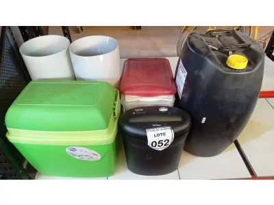LOTE 052 - 01 TRITURADOR DE PAPEL 02 CAIXAS TÉRMICAS, 02 LIXEIRAS E 01 TAMBOR DE 50L. (NO ESTADO) ATENÇÃO! FAZER A VISITAÇÃO ANTES DE ARREMATAR, NÃO SABEMOS SE FUNCIONA, LEILÃO NÃO TEM GARANTIA E NEM DEVOLUÇÃO, SUJEITO A POSSÍVEIS AVARIAS VISÍVEIS/OCULTAS E/OU AUSÊNCIA DE COMPONENTES.