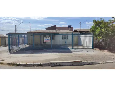 LOTE 001 - 01 CASA DE ESQUINA NA QR 405 CONJUNTO 9 LOTE 8 COM SALA, COZINHA, BANHEIRO SOCIAL, 03 QUARTOS, SENDO 01 SUÍTE, ÁREA DE SERVIÇO COBERTA ,GARAGEM E 01 LOJA COM BANHEIRO. SAMAMBAIA NORTE - DF, ÁREA DO LOTE 149,50 M², ÁREA CONSTRUÍDA 176,12 M², 405 CONJUNTO 9 LOTE 8 - SAMAMBAIA NORTE - DF, ÁREA DO LOTE 149,50 M², ÁREA CONSTRUÍDA 176,12 M², MATRÍCULA Nº. 163299 (NO ESTADO) (VISITAÇÃO AGENDAR 61-9445-2031 WHATSAPP) (IPTU 2025 PAGO)
