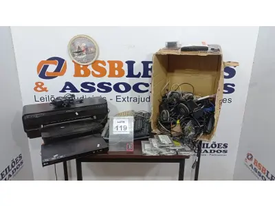 LOTE 119 - 01 IMPRESSORA HP MODELO 7110, 01 APARELHO DE DVD MARCA LG, 06 HDS E 01 CAIXA COM TECLADOS DE PC, CABOS E ELETRÔNICOS DIVERSOS. (NO ESTADO) ATENÇÃO! FAZER A VISITAÇÃO ANTES DE ARREMATAR, NÃO SABEMOS SE FUNCIONA, LEILÃO NÃO TEM GARANTIA E NEM DEVOLUÇÃO, SUJEITO A POSSÍVEIS AVARIAS VISÍVEIS/OCULTAS E/OU AUSÊNCIA DE COMPONENTES.