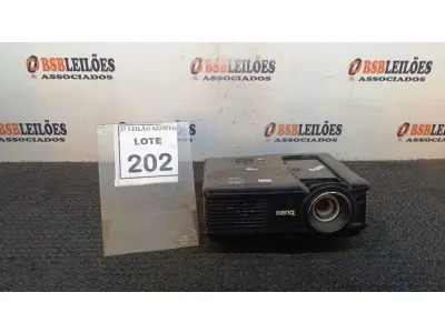 LOTE 202 - 01 PROJETOR BENQ. (NO ESTADO) ATENÇÃO! FAZER A VISITAÇÃO ANTES DE ARREMATAR, NÃO SABEMOS SE FUNCIONA, LEILÃO NÃO TEM GARANTIA E NEM DEVOLUÇÃO, SUJEITO A POSSÍVEIS AVARIAS VISÍVEIS/OCULTAS E/OU AUSÊNCIA DE COMPONENTES.