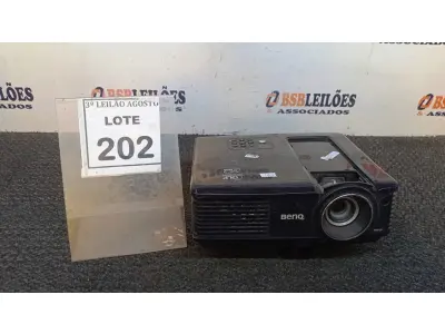 LOTE 202 - 01 PROJETOR BENQ. (NO ESTADO) ATENÇÃO! FAZER A VISITAÇÃO ANTES DE ARREMATAR, NÃO SABEMOS SE FUNCIONA, LEILÃO NÃO TEM GARANTIA E NEM DEVOLUÇÃO, SUJEITO A POSSÍVEIS AVARIAS VISÍVEIS/OCULTAS E/OU AUSÊNCIA DE COMPONENTES.