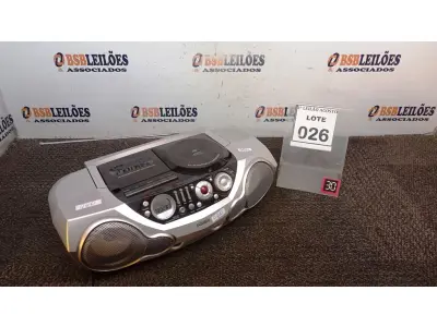 LOTE 026 - 01 CD PLAYER PORTÁTIL MODELO TUNER BASS REFLEX. (NO ESTADO) ATENÇÃO! FAZER A VISITAÇÃO ANTES DE ARREMATAR, NÃO SABEMOS SE FUNCIONA, LEILÃO NÃO TEM GARANTIA E NEM DEVOLUÇÃO, SUJEITO A POSSÍVEIS AVARIAS VISÍVEIS/OCULTAS E/OU AUSÊNCIA DE COMPONENTES.