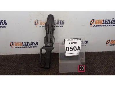 LOTE 050 - 01 FACÃO  IMPORTADA AÇO INOXIDÁVEL CABO EM MADEIRA  FULL TANG BAINHA DE NYLON TAMANHO TOTAL 50CM PESO 526G JÁ AFIADA  . (NO ESTADO) ATENÇÃO! FAZER A VISITAÇÃO ANTES DE ARREMATAR, NÃO SABEMOS SE FUNCIONA. LEILÃO NÃO TEM GARANTIA E NEM DEVOLUÇÃO, SUJEITO A POSSÍVEIS AVARIAS VISÍVEIS/OCULTAS E/OU AUSÊNCIA DE COMPONENTES.