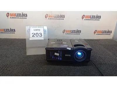 LOTE 203 - 01 PROJETOR BENQ. (NO ESTADO) ATENÇÃO! FAZER A VISITAÇÃO ANTES DE ARREMATAR, NÃO SABEMOS SE FUNCIONA, LEILÃO NÃO TEM GARANTIA E NEM DEVOLUÇÃO, SUJEITO A POSSÍVEIS AVARIAS VISÍVEIS/OCULTAS E/OU AUSÊNCIA DE COMPONENTES.