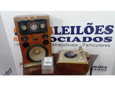 LOTE 089 - 01 TOCA DISCO E 01 CAIXA DE SOM E MADEIRA. (NO ESTADO) ATENÇÃO! FAZER A VISITAÇÃO ANTES DE ARREMATAR, NÃO SABEMOS SE FUNCIONA, LEILÃO NÃO TEM GARANTIA E NEM DEVOLUÇÃO, SUJEITO A POSSÍVEIS AVARIAS VISÍVEIS/OCULTAS E/OU AUSÊNCIA DE COMPONENTES.