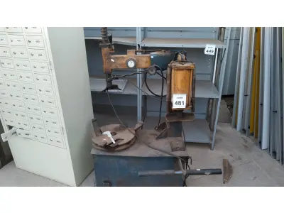 LOTE 481 - 01 MÁQUINA DE DESMONTAR PAPEL. (NO ESTADO) ATENÇÃO! FAZER A VISITAÇÃO ANTES DE ARREMATAR, NÃO SABEMOS SE FUNCIONA. LEILÃO NÃO TEM GARANTIA E NEM DEVOLUÇÃO, SUJEITO A POSSÍVEIS AVARIAS VISÍVEIS/OCULTAS E/OU AUSÊNCIA DE COMPONENTES.