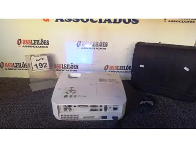 LOTE 192 - 01 PROJETOR NEC COM CABOS E MALETA. (NO ESTADO) ATENÇÃO! FAZER A VISITAÇÃO ANTES DE ARREMATAR, NÃO SABEMOS SE FUNCIONA, LEILÃO NÃO TEM GARANTIA E NEM DEVOLUÇÃO, SUJEITO A POSSÍVEIS AVARIAS VISÍVEIS/OCULTAS E/OU AUSÊNCIA DE COMPONENTES.