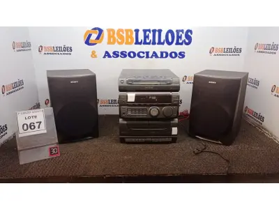 LOTE 067 - 01 APARELHO DE SOM COM 02 CAIXAS MARCA SONY. (NO ESTADO) ATENÇÃO! FAZER A VISITAÇÃO ANTES DE ARREMATAR, NÃO SABEMOS SE FUNCIONA, LEILÃO NÃO TEM GARANTIA E NEM DEVOLUÇÃO, SUJEITO A POSSÍVEIS AVARIAS VISÍVEIS/OCULTAS E/OU AUSÊNCIA DE COMPONENTES.
