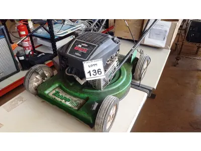 LOTE 136 - 01 MÁQUINA DE CORTAR GRAMA A GASOLINA MARCA BRIGGS&STRATTON. (NO ESTADO) ATENÇÃO! FAZER A VISITAÇÃO ANTES DE ARREMATAR, NÃO SABEMOS SE FUNCIONA, LEILÃO NÃO TEM GARANTIA E NEM DEVOLUÇÃO, SUJEITO A POSSÍVEIS AVARIAS VISÍVEIS/OCULTAS E/OU AUSÊNCIA DE COMPONENTES.