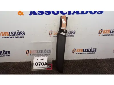 LOTE 070 - FACA IMPORTADA AÇO INOXIDÁVEL CABO EM MADEIRA GUARDA DUPLA  FULL TANG BAINHA DE NYLON TAMANHO TOTAL 38CM PESO 416G JÁ AFIADA  . (NO ESTADO) ATENÇÃO! FAZER A VISITAÇÃO ANTES DE ARREMATAR, NÃO SABEMOS SE FUNCIONA. LEILÃO NÃO TEM GARANTIA E NEM DEVOLUÇÃO, SUJEITO A POSSÍVEIS AVARIAS VISÍVEIS/OCULTAS E/OU AUSÊNCIA DE COMPONENTES.