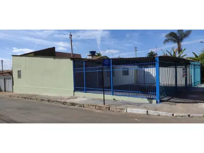 LOTE 001 - 01 CASA DE ESQUINA NA QR 405 CONJUNTO 9 LOTE 8 COM SALA, COZINHA, BANHEIRO SOCIAL, 03 QUARTOS, SENDO 01 SUÍTE, ÁREA DE SERVIÇO COBERTA ,GARAGEM E 01 LOJA COM BANHEIRO. SAMAMBAIA NORTE - DF, ÁREA DO LOTE 149,50 M², ÁREA CONSTRUÍDA 176,12 M², 405 CONJUNTO 9 LOTE 8 - SAMAMBAIA NORTE - DF, ÁREA DO LOTE 149,50 M², ÁREA CONSTRUÍDA 176,12 M², MATRÍCULA Nº. 163299 (NO ESTADO) (VISITAÇÃO AGENDAR 61-9445-2031 WHATSAPP) (IPTU 2025 PAGO)