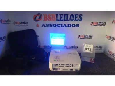 LOTE 012 - 01 PROJETOR MARCA NEC COM MALETA. (NO ESTADO) ATENÇÃO! FAZER A VISITAÇÃO ANTES DE ARREMATAR, NÃO SABEMOS SE FUNCIONA, LEILÃO NÃO TEM GARANTIA E NEM DEVOLUÇÃO, SUJEITO A POSSÍVEIS AVARIAS VISÍVEIS/OCULTAS E/OU AUSÊNCIA DE COMPONENTES.