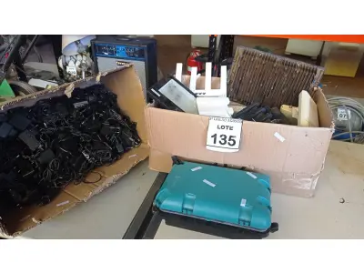 LOTE 135 - 01 CAIXA PARA REDE FIBRA ÓTICA E GRANDE QUANTIDADE DE FONTES E ROTEADORES. (NO ESTADO) ATENÇÃO! FAZER A VISITAÇÃO ANTES DE ARREMATAR, NÃO SABEMOS SE FUNCIONA, LEILÃO NÃO TEM GARANTIA E NEM DEVOLUÇÃO, SUJEITO A POSSÍVEIS AVARIAS VISÍVEIS/OCULTAS E/OU AUSÊNCIA DE COMPONENTES.