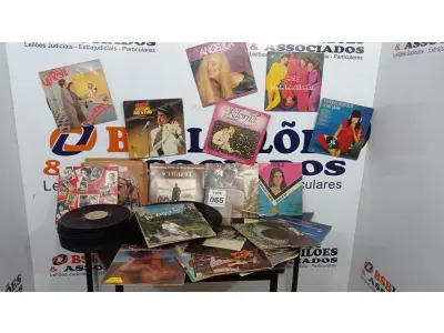 LOTE 065 - 01 LOTE COM GRANDE QUANTIDADE DE DISCOS DE VINIL. (NO ESTADO) ATENÇÃO! FAZER A VISITAÇÃO ANTES DE ARREMATAR, NÃO SABEMOS SE FUNCIONA, LEILÃO NÃO TEM GARANTIA E NEM DEVOLUÇÃO, SUJEITO A POSSÍVEIS AVARIAS VISÍVEIS/OCULTAS E/OU AUSÊNCIA DE COMPONENTES.