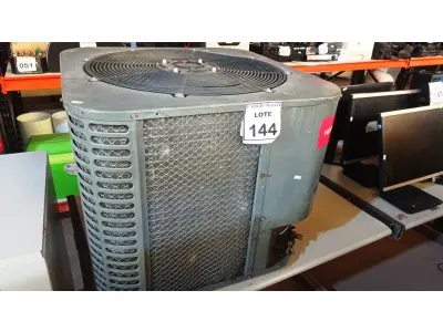 LOTE 144 - 01 CONDENSADORA MARCA KOMECO. (NO ESTADO) ATENÇÃO! FAZER A VISITAÇÃO ANTES DE ARREMATAR, NÃO SABEMOS SE FUNCIONA, LEILÃO NÃO TEM GARANTIA E NEM DEVOLUÇÃO, SUJEITO A POSSÍVEIS AVARIAS VISÍVEIS/OCULTAS E/OU AUSÊNCIA DE COMPONENTES.