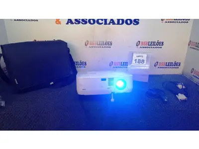 LOTE 188 - 01 PROJETOR NEC COM CABOS E MALETA. (NO ESTADO) ATENÇÃO! FAZER A VISITAÇÃO ANTES DE ARREMATAR, NÃO SABEMOS SE FUNCIONA, LEILÃO NÃO TEM GARANTIA E NEM DEVOLUÇÃO, SUJEITO A POSSÍVEIS AVARIAS VISÍVEIS/OCULTAS E/OU AUSÊNCIA DE COMPONENTES.
