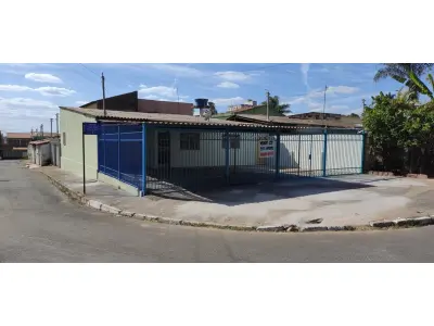 LOTE 001 - 01 CASA DE ESQUINA NA QR 405 CONJUNTO 9 LOTE 8 COM SALA, COZINHA, BANHEIRO SOCIAL, 03 QUARTOS, SENDO 01 SUÍTE, ÁREA DE SERVIÇO COBERTA ,GARAGEM E 01 LOJA COM BANHEIRO. SAMAMBAIA NORTE - DF, ÁREA DO LOTE 149,50 M², ÁREA CONSTRUÍDA 176,12 M², 405 CONJUNTO 9 LOTE 8 - SAMAMBAIA NORTE - DF, ÁREA DO LOTE 149,50 M², ÁREA CONSTRUÍDA 176,12 M², MATRÍCULA Nº. 163299 (NO ESTADO) (VISITAÇÃO AGENDAR 61-9445-2031 WHATSAPP) (IPTU 2025 PAGO)