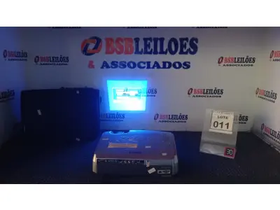 LOTE 011 - 01 PROJETOR MARCA EPSON COM CABOS E MALETA. (NO ESTADO) ATENÇÃO! FAZER A VISITAÇÃO ANTES DE ARREMATAR, NÃO SABEMOS SE FUNCIONA, LEILÃO NÃO TEM GARANTIA E NEM DEVOLUÇÃO, SUJEITO A POSSÍVEIS AVARIAS VISÍVEIS/OCULTAS E/OU AUSÊNCIA DE COMPONENTES.
