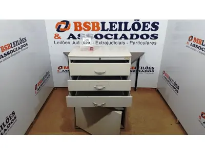 LOTE 020 - 01 ARMÁRIO DE FERRO E TAMPO EM MADEIRA COM 03 GAVETAS E 01 PORTA. (NO ESTADO) ATENÇÃO! FAZER A VISITAÇÃO ANTES DE ARREMATAR, NÃO SABEMOS SE FUNCIONA, LEILÃO NÃO TEM GARANTIA E NEM DEVOLUÇÃO, SUJEITO A POSSÍVEIS AVARIAS VISÍVEIS/OCULTAS E/OU AUSÊNCIA DE COMPONENTES.