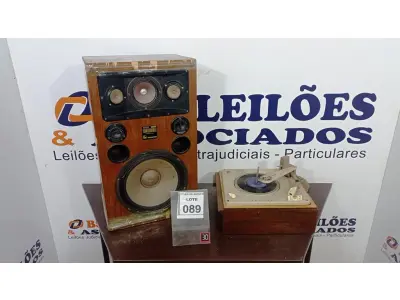 LOTE 089 - 01 TOCA DISCO E 01 CAIXA DE SOM E MADEIRA. (NO ESTADO) ATENÇÃO! FAZER A VISITAÇÃO ANTES DE ARREMATAR, NÃO SABEMOS SE FUNCIONA, LEILÃO NÃO TEM GARANTIA E NEM DEVOLUÇÃO, SUJEITO A POSSÍVEIS AVARIAS VISÍVEIS/OCULTAS E/OU AUSÊNCIA DE COMPONENTES.